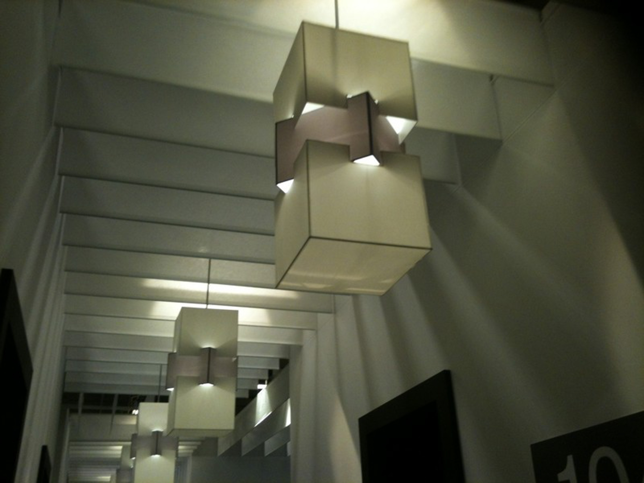 Suspensions modernes dans un couloir en cubes lumineux