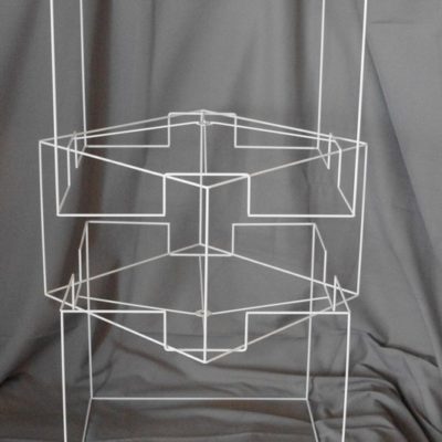 Structure métallique d’un luminaire géométrique en fil blanc