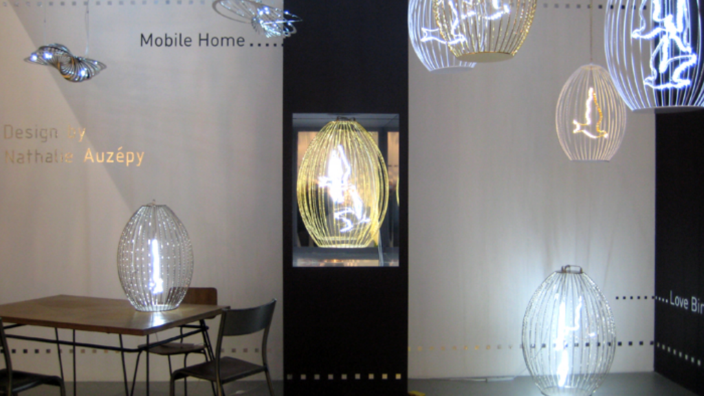 Mise en scène de luminaires LED décoratifs, combinant structures filaires et effets de lumière pour un design innovant