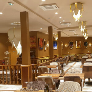 Salle de restaurant avec suspensions lumineuses florales au plafond