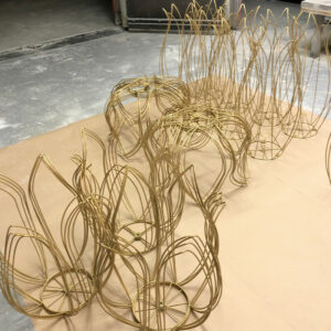 Structure métallique de luminaires en forme de pétales avant assemblage
