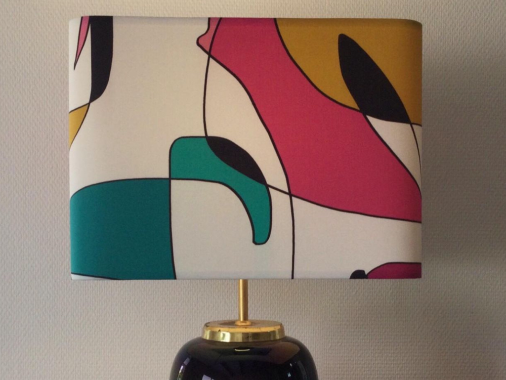 Lampe au design contemporain avec abat jour géométrique et motifs colorés