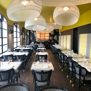 Restaurant chic avec luminaires suspendus et ambiance moderne