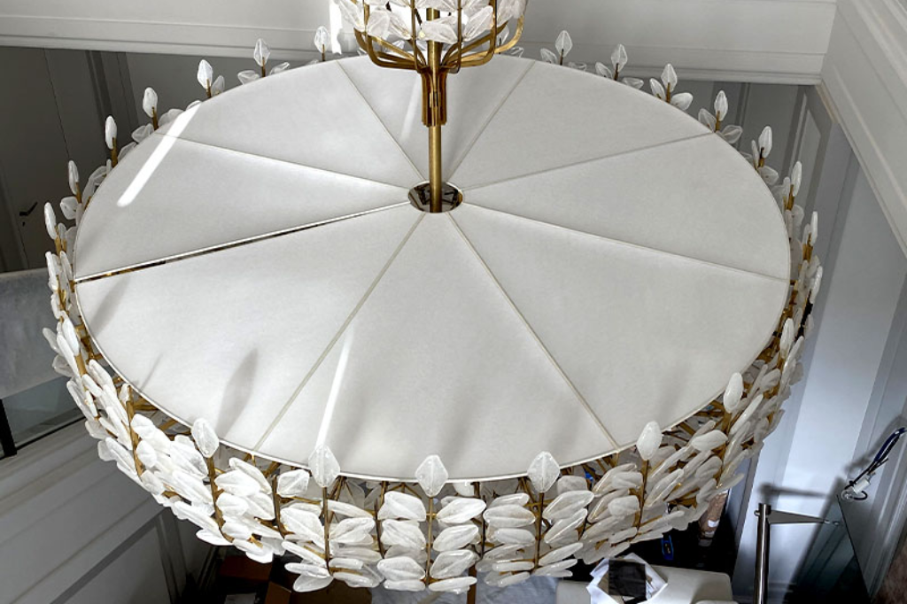 Lustre majestueux en carcasse d’abat-jour, structure raffinée et finition délicate