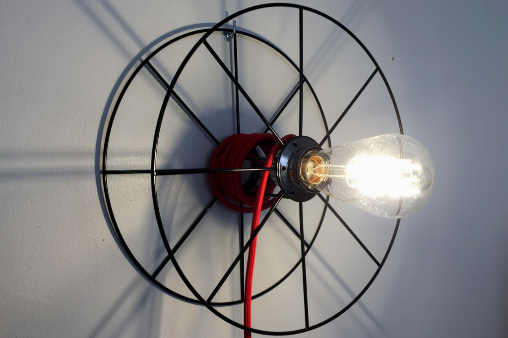 Applique murale circulaire en métal noir avec ampoule et câble rouge