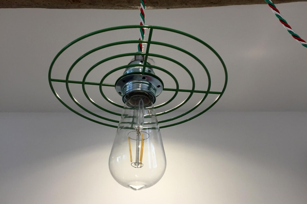 Suspension industrielle avec ampoule vintage et structure métallique verte