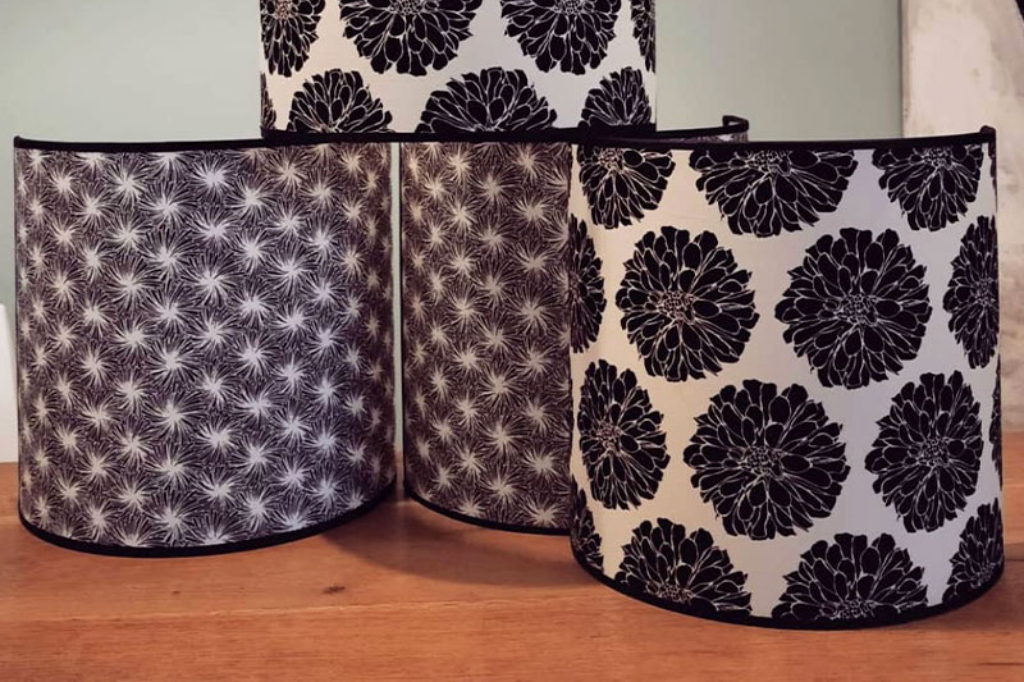 Collection d’abat-jours en tissu noir et blanc avec motifs floraux et géométriques