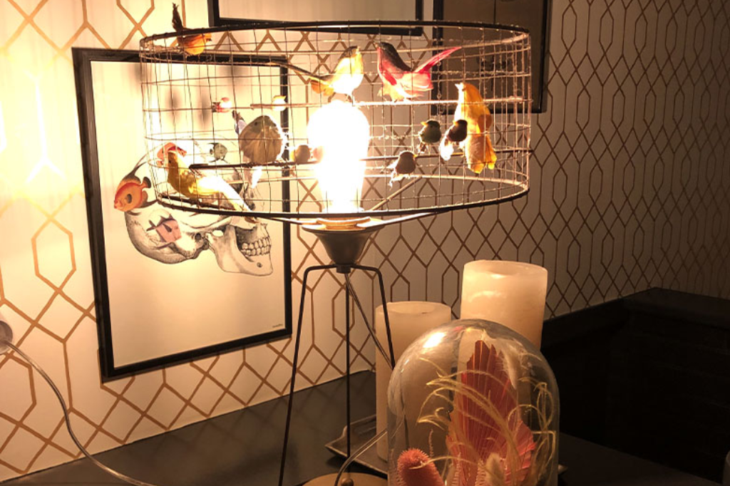 Lampe à poser avec abat-jour en grillage décoré de petits oiseaux colorés