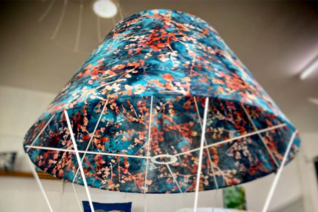 Grand luminaire en métal avec tissu imprimé floral et structure géométrique