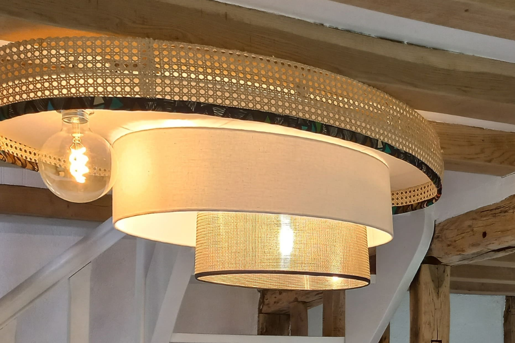 Suspension en cannage et textile, alliance d'élégance et d'artisanat