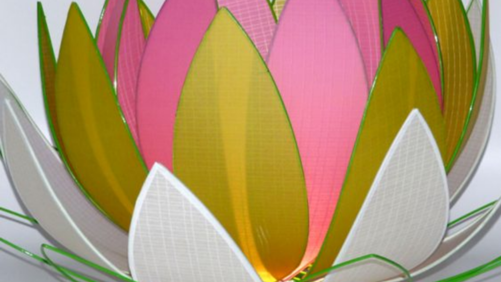 Suspension lumineuse aux pétales colorés en rose, jaune et blanc avec une structure métallique verte, inspirée d’une fleur de lotus
