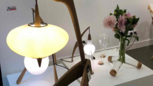 Lampadaires design en bois et verre exposés