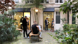 Cour intérieure verdoyante devant la boutique Rispal à Paris