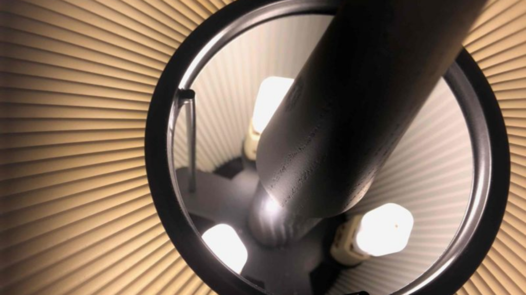 Gros plan sur l’intérieur d’un abat-jour plissé illuminé