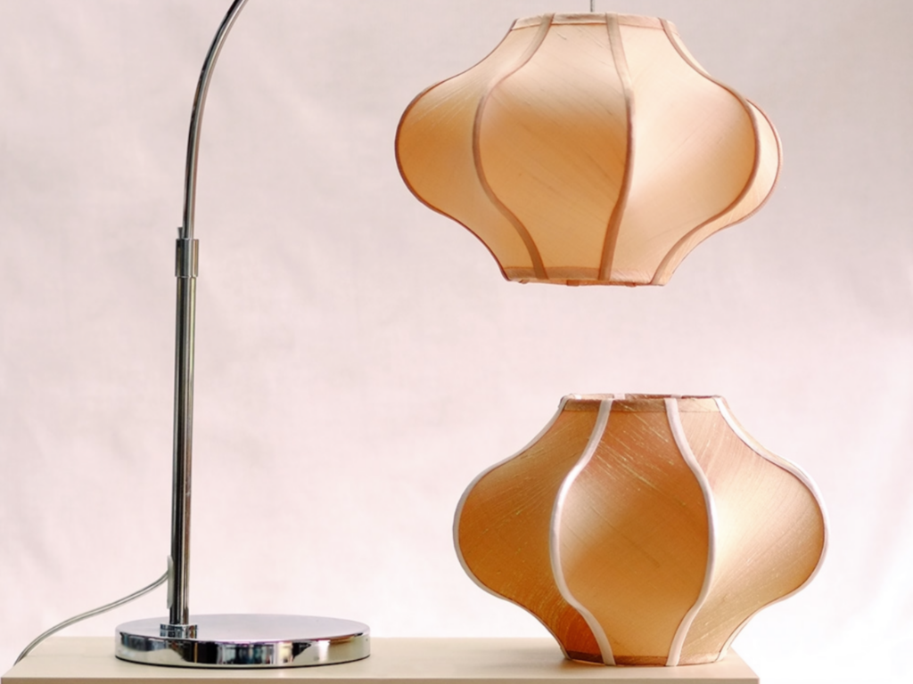 Suspensions en tissu avec un design géométrique dans un intérieur moderne