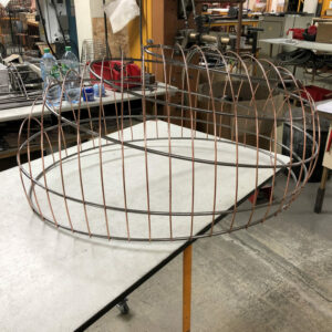 Structure métallique en cours d’assemblage pour un luminaire suspendu