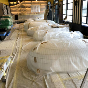 Luminaires en métal blanc emballés dans du plastique avant installation