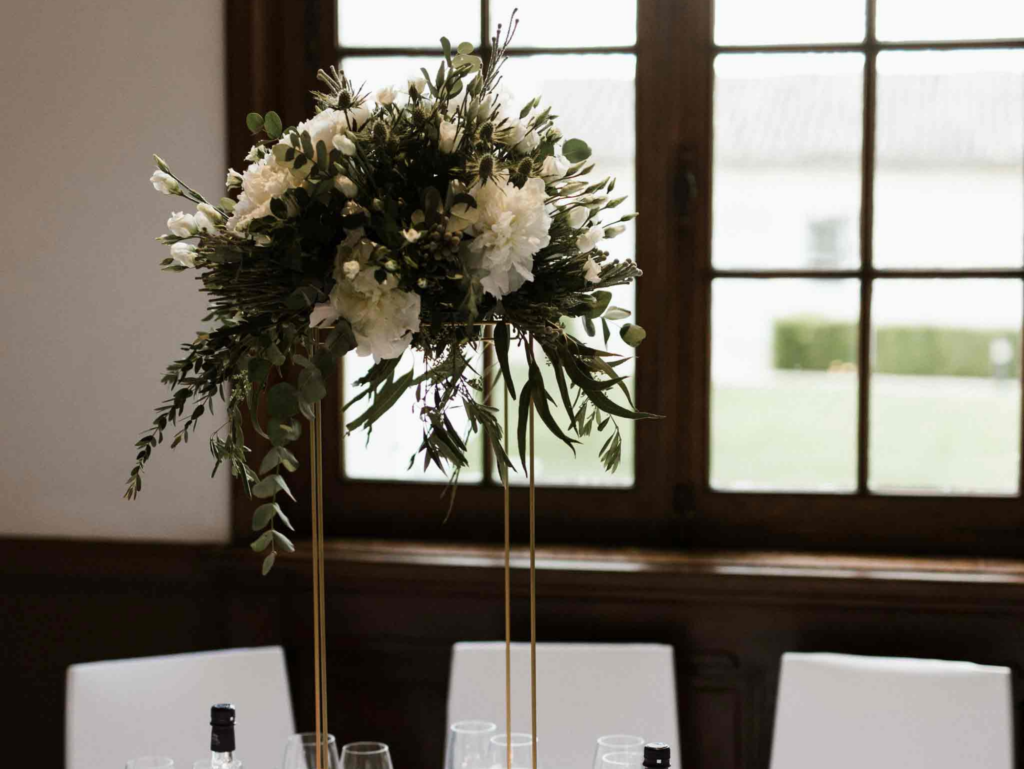 bouquet de fleurs posé sur une carcasse