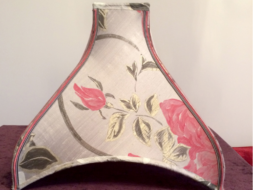 carcasse pagode habillée de tissu rose décoratif avec des fleurs