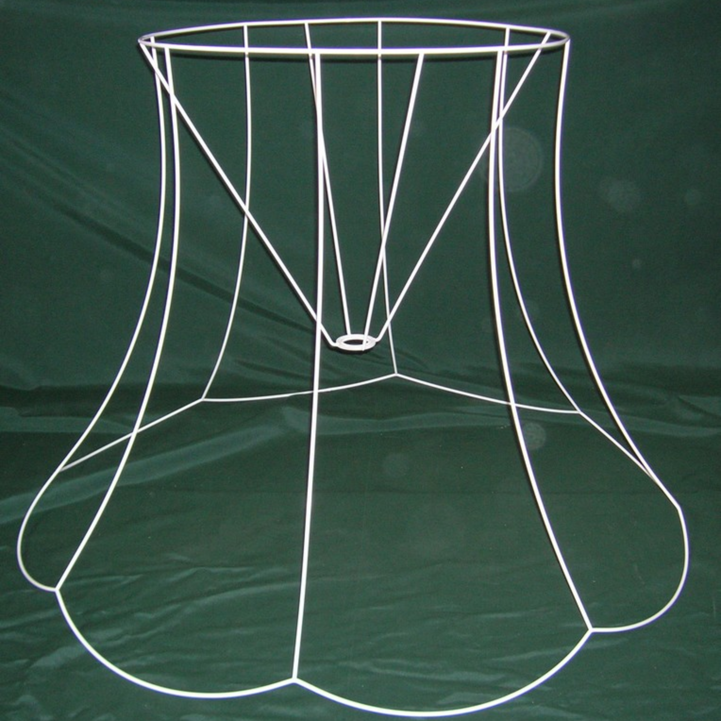 carcasse d'abat jour blanche pagode sur fond vert